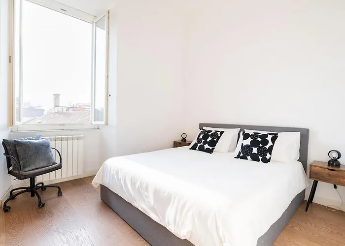 Principe House, Rome, 3 Bedroom 2 Bath, Elegant Full Of Light Apartment